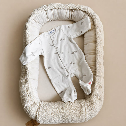 Wit baby pakje of pyjama met all over bali en snow print in een velourse stof