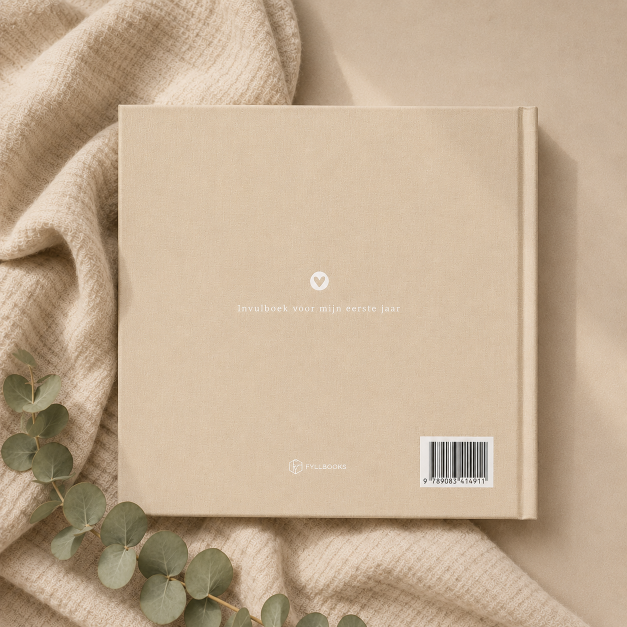 De achterkant van het linnen hardkaft invulboek voor baby's eerste in de kleur beige