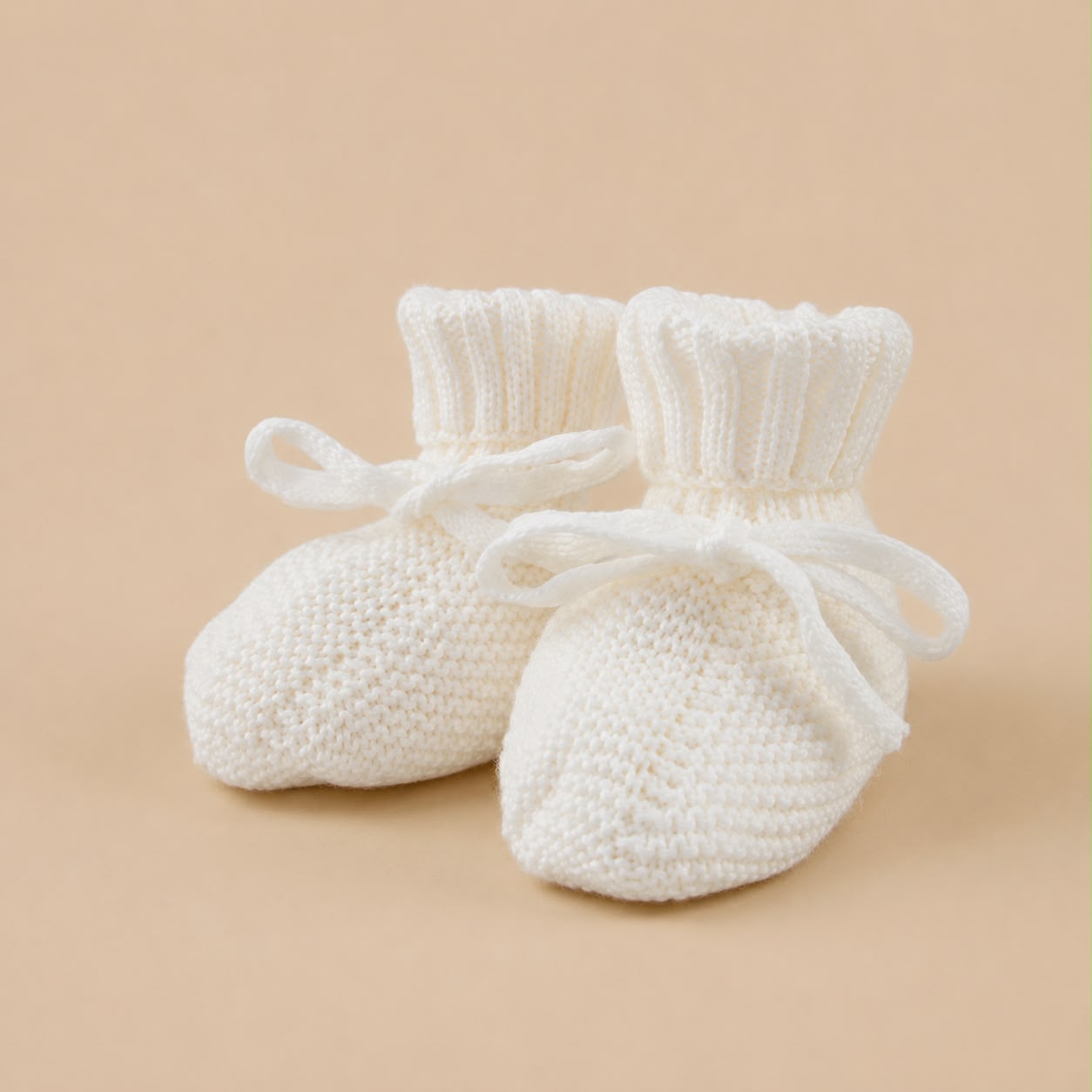 Gehaakte babyslofjes in de kleur wit