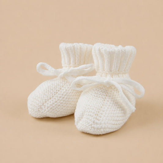 Gehaakte babyslofjes in de kleur wit