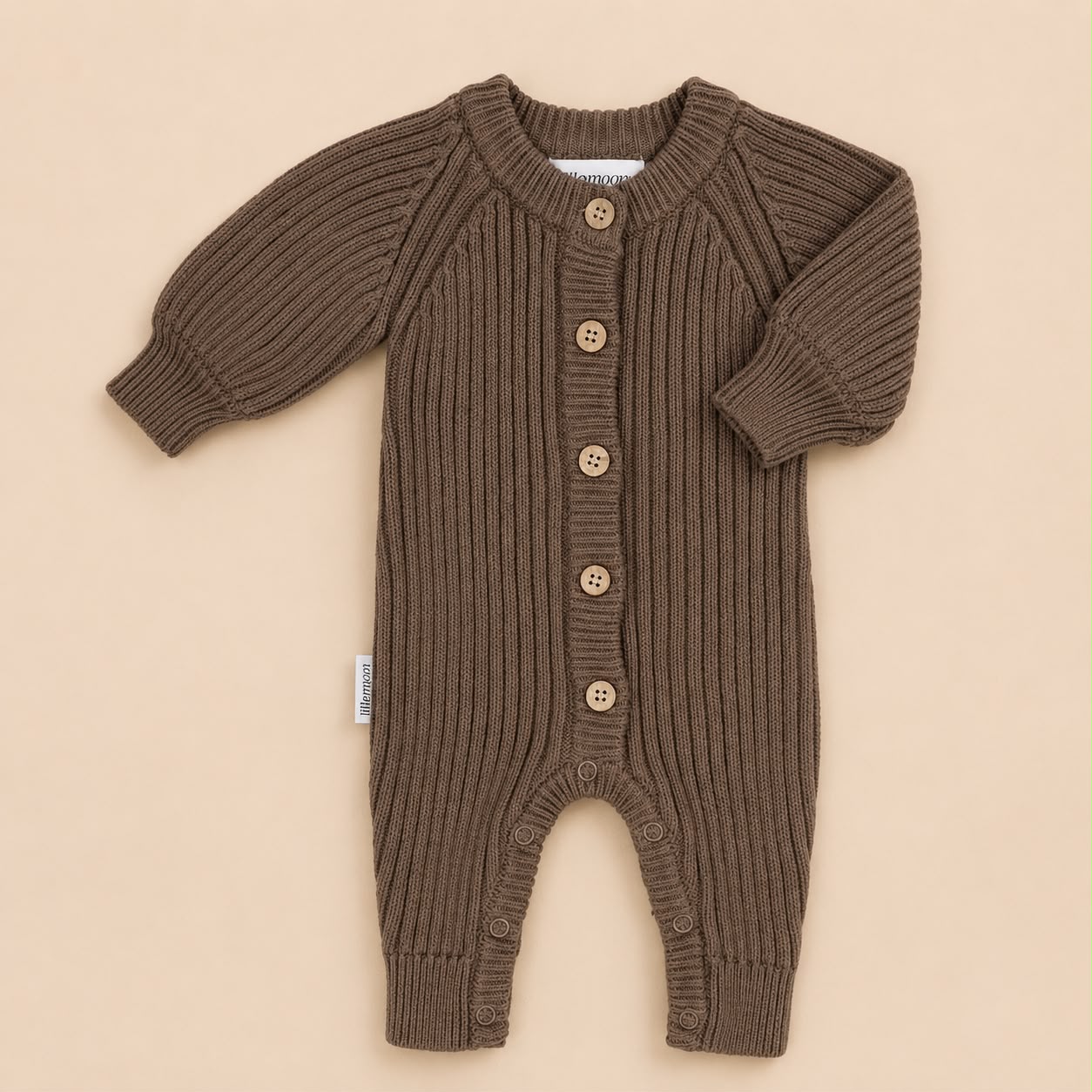 Gebreid boxpakje met knopen voor baby's in de kleur bruin van Lillemoon
