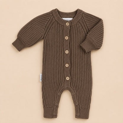 Gebreid boxpakje met knopen voor baby's in de kleur bruin van Lillemoon