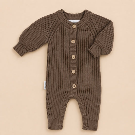 Gebreid boxpakje met knopen voor baby's in de kleur bruin van Lillemoon