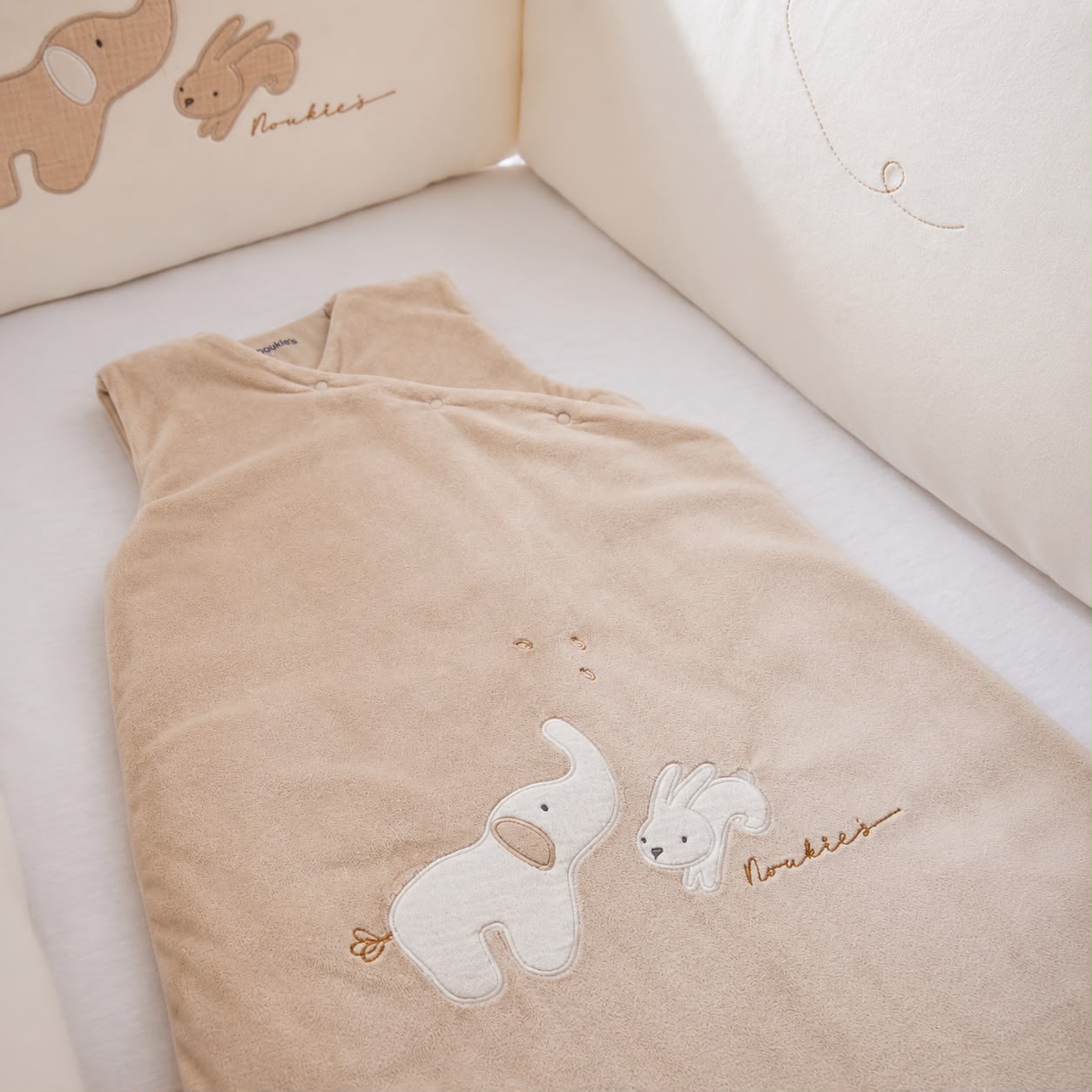Noukie's slaapzak voor baby's in kleur beige met Bali & Snow print