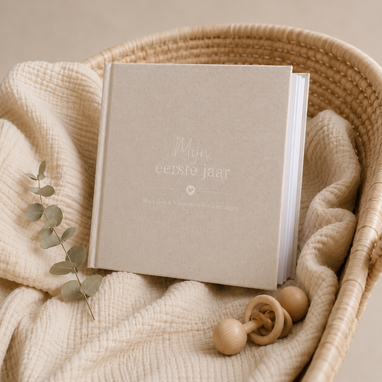 Een linnen hardkaft invulboek voor het eerste jaar van een baby in de kleur beige