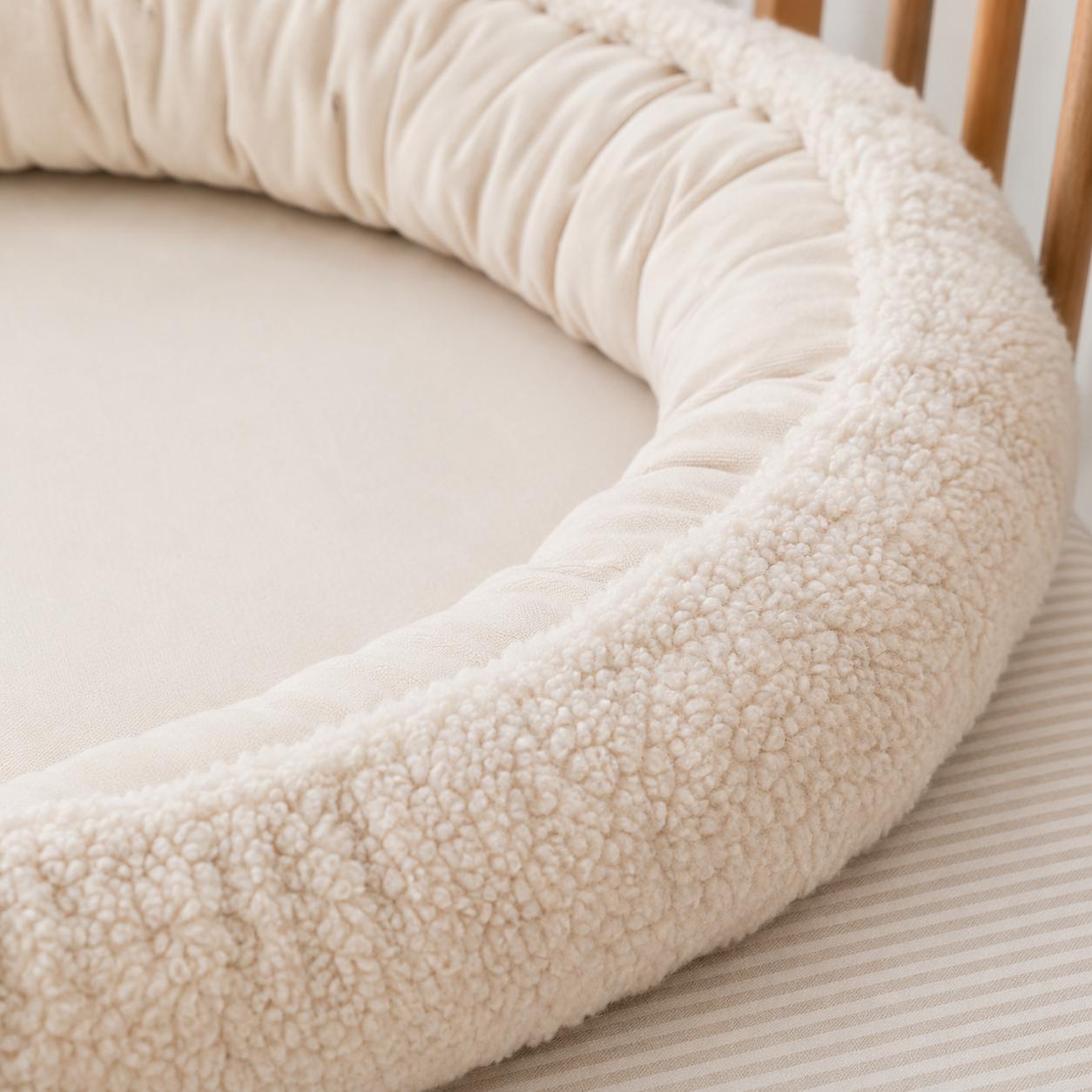 Babynest creme van dichtbij