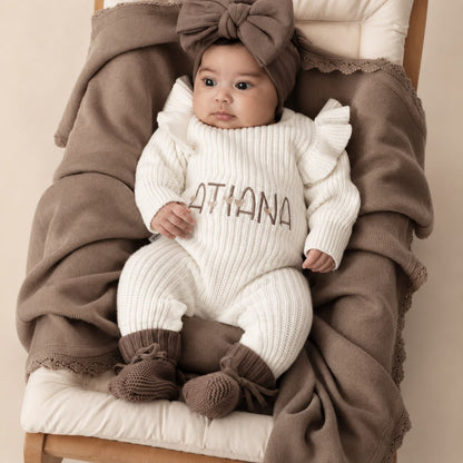 Baby in gebreid lillemoon boxpakje met ruffles in de kleur milky white
