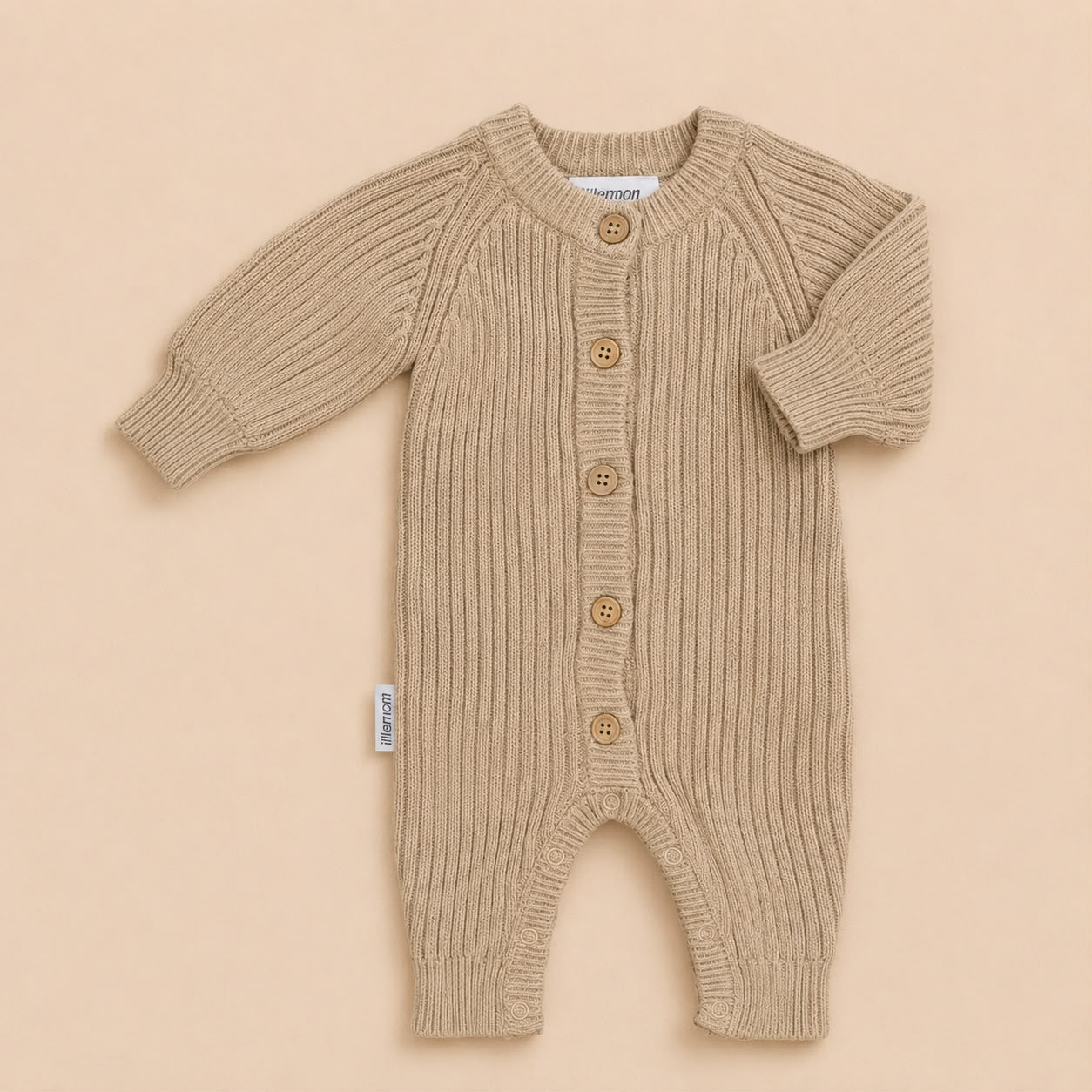 Gebreid boxpakje met knoopjes in de kleur beige van lillemoon