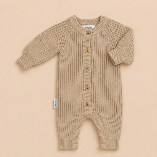Gebreid boxpakje met knoopjes in de kleur beige van lillemoon