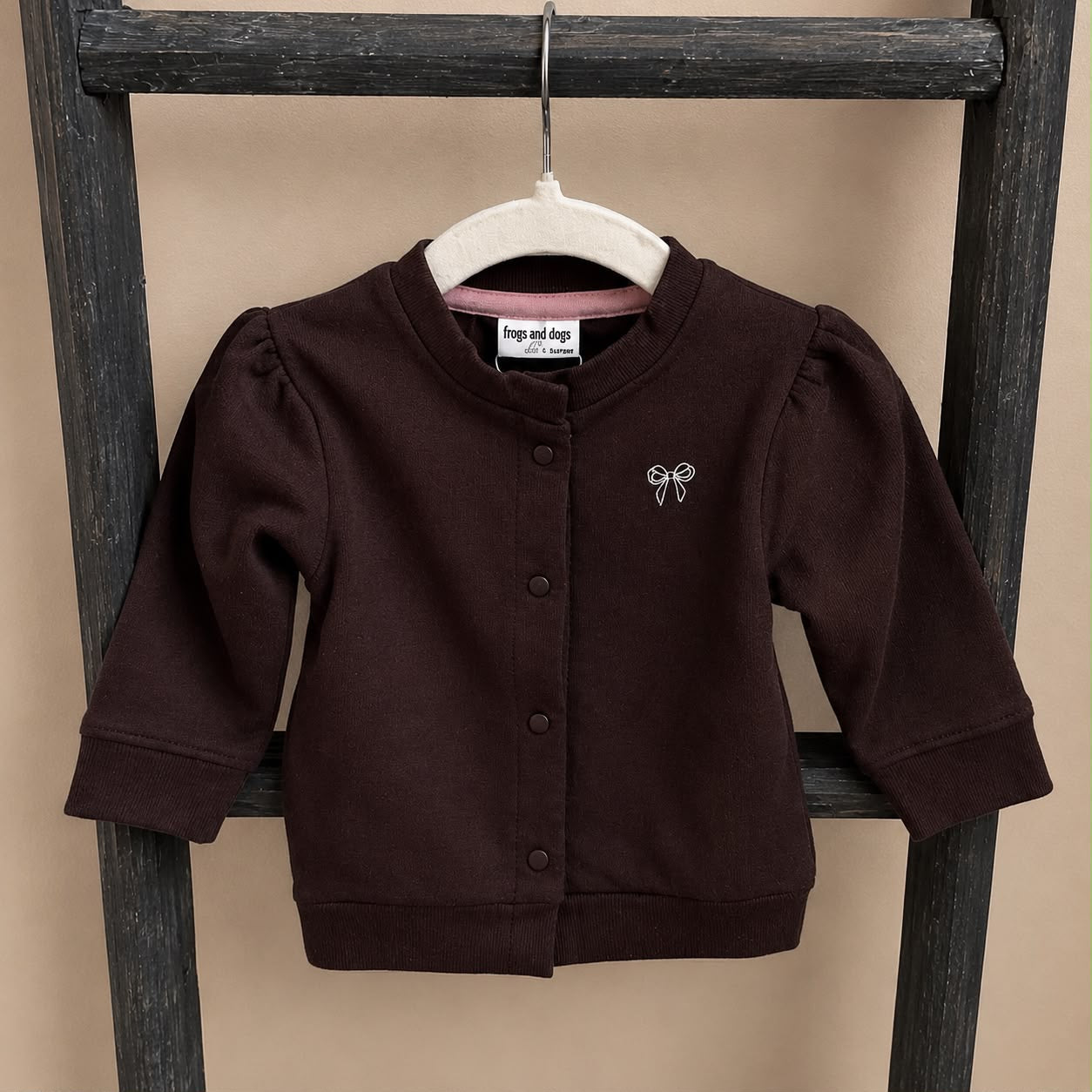 Frogs and dogs vestje chocolate maat 62 en 68 knoopsluiting