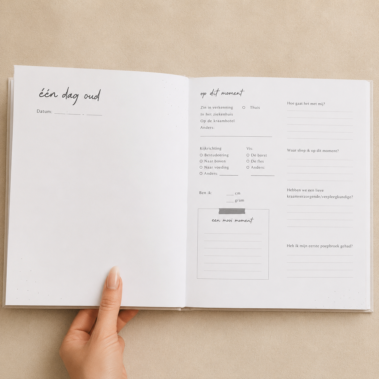 De binnenkant van een invul babyboek voor het eerste babyjaar in de kleur beige 