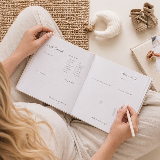 Invul pagina's uit het 'Mijn zwangerschap' invulboek in de kleur beige
