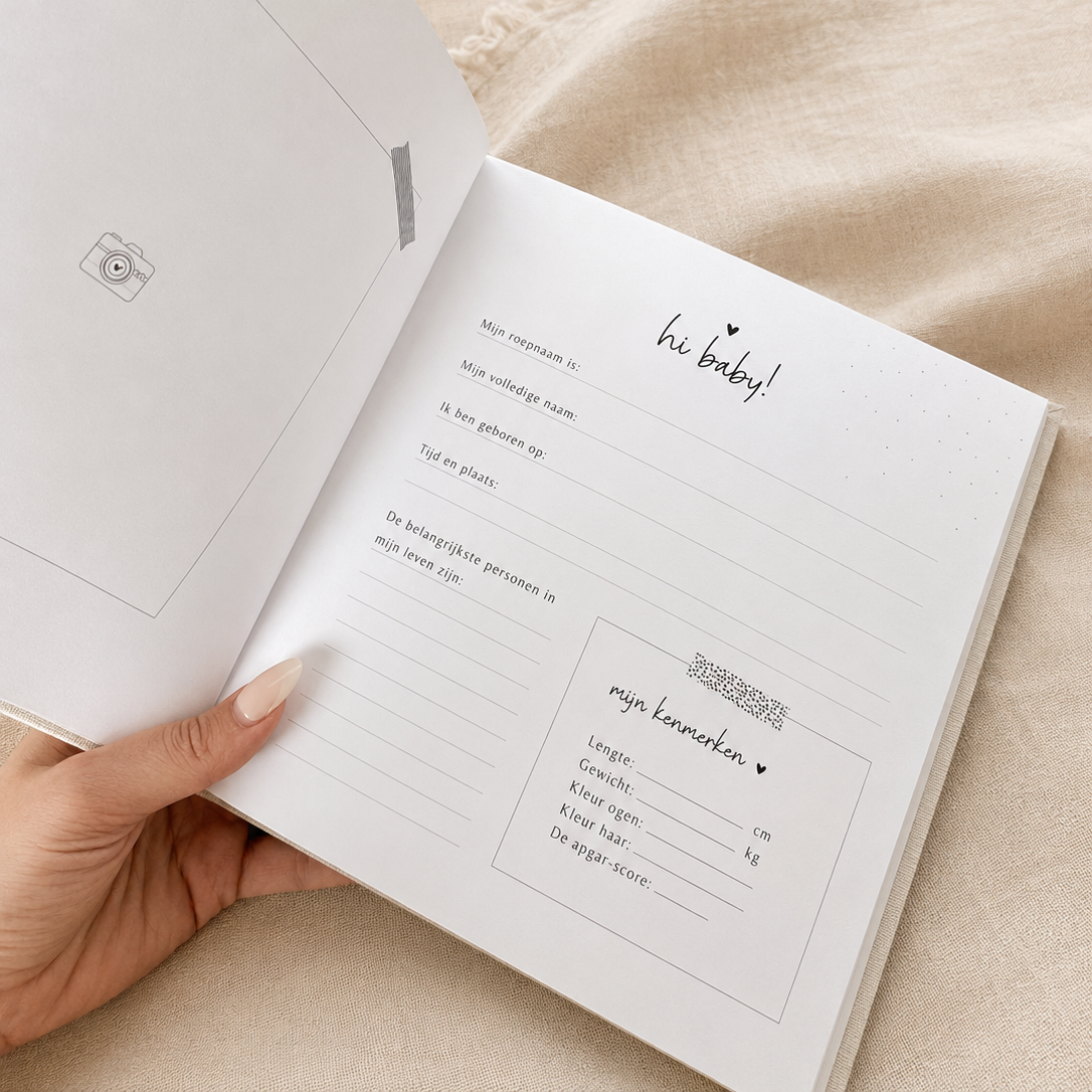 Een pagina uit het invulboek van baby's eerste jaar in de kleur beige